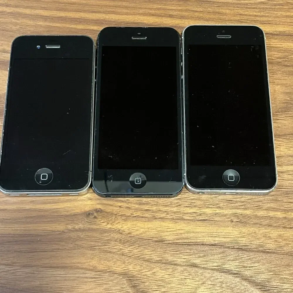 iPhones / iPad Lot of 4 For Parts / Repair